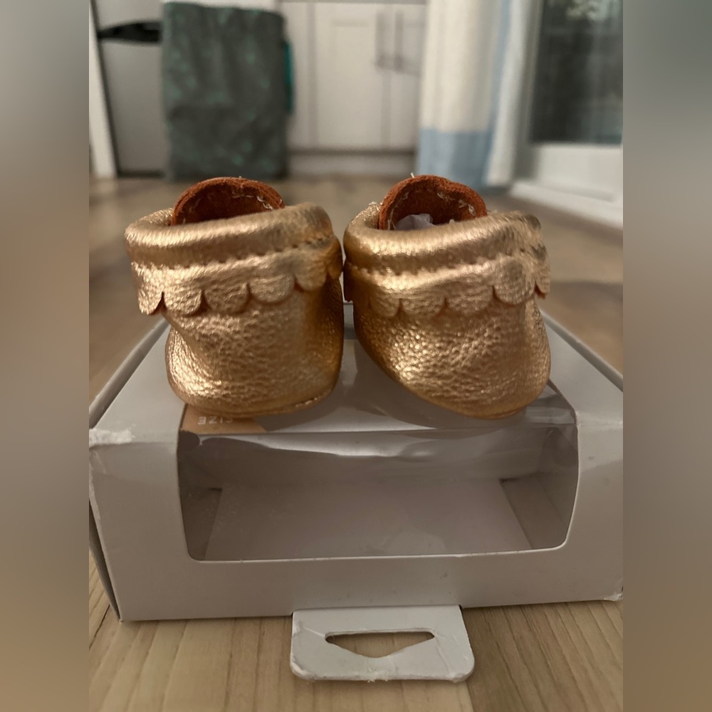 Freshly Picked rose gold “t” strap Mary Janes size 1 - Picture 4 of 5